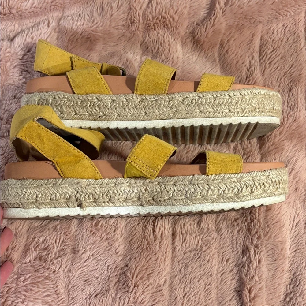 Universal Thread Yellow Strappy Sandals - Picture 3 of 5